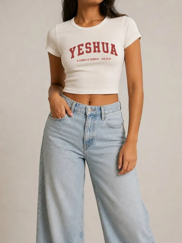 Mulher com a Atlética feminina cropped off-white