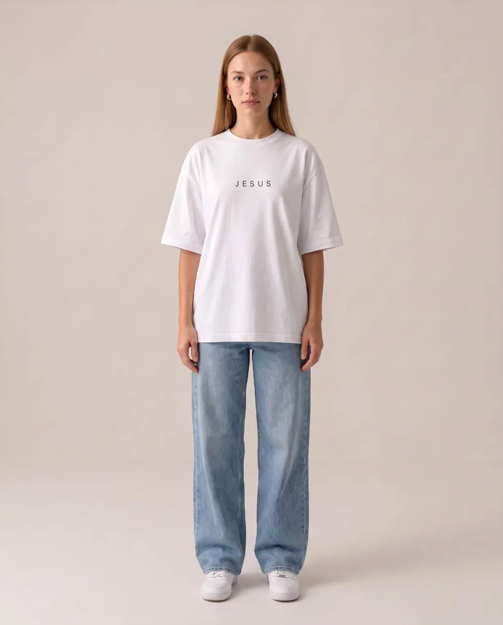 Mulher com a camiseta Jesus branca oversized