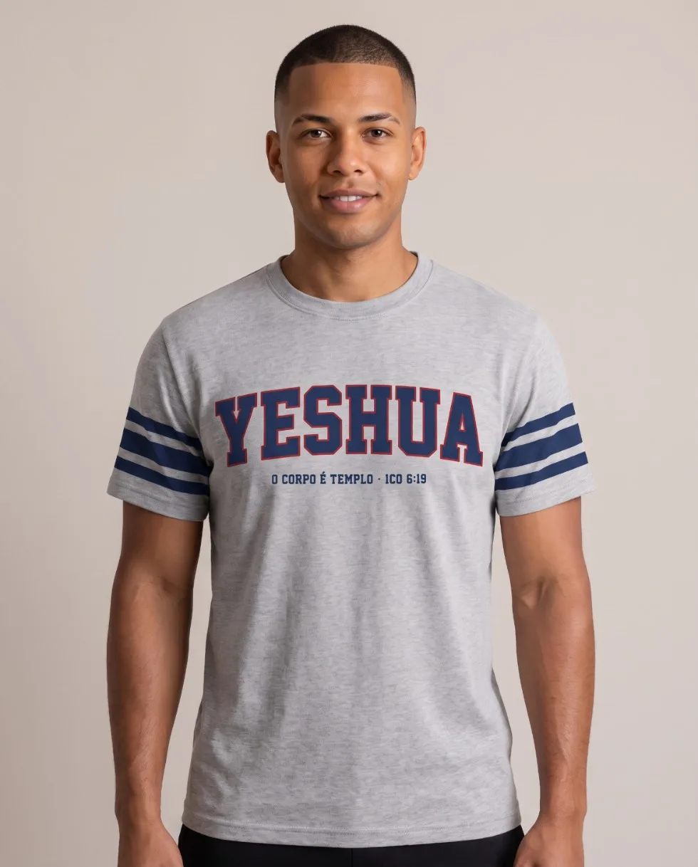Homem com a camiseta Liga cinza mescla, YESHUA marinho com contorno vermelho